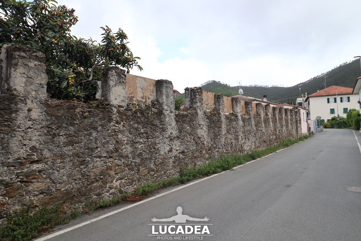 Un muro in via Val di Canepa