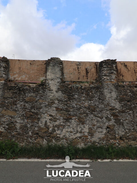 Un muro in via Val di Canepa