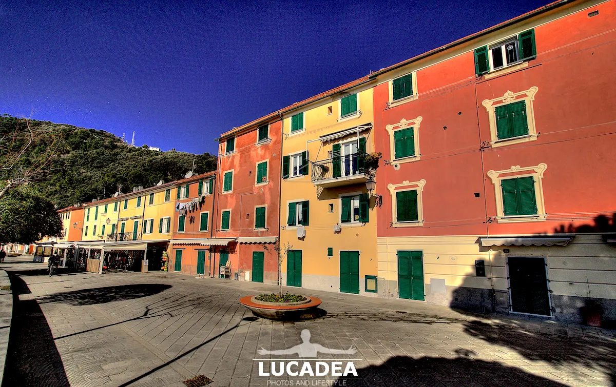 Passeggiata di via Brin a Riva Trigoso, con le case affacciate sul mare della Liguria di Levante
