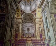 L'interno della Chiesa di San Pietro in Banchi a Genova