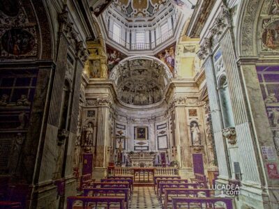 L'interno della Chiesa di San Pietro in Banchi a Genova
