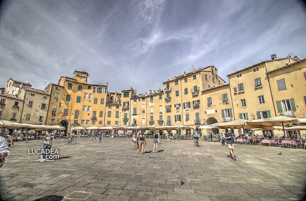 La celebre Piazza Anfiteatro a Lucca