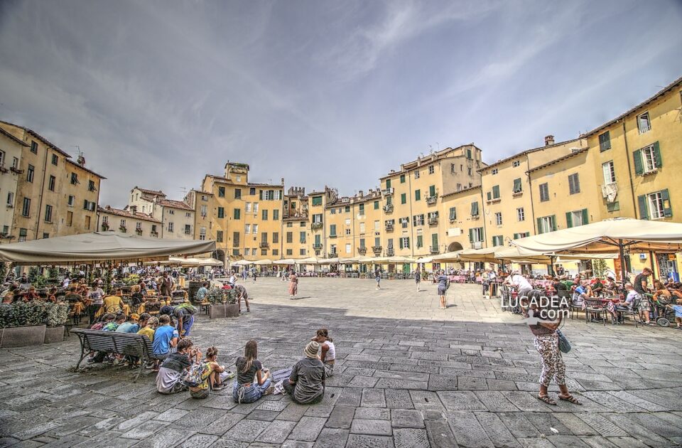 La celebre Piazza Anfiteatro a Lucca