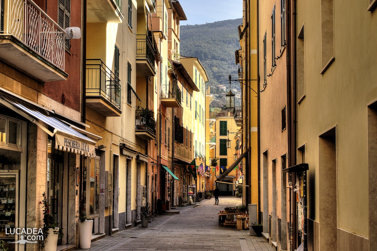 Il carrugio di Moneglia in Liguria