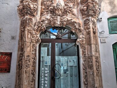 Il portale dello scalpellino a Ostuni