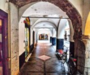 Archi e portici in via Rivarola a Chiavari