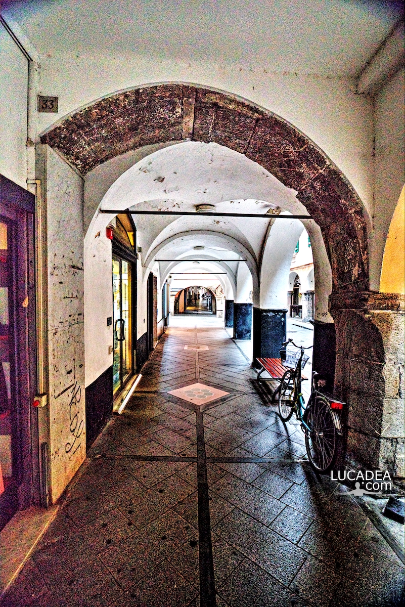 Archi e portici in via Rivarola a Chiavari