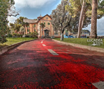 Il rosso della pista ciclabile e l'hotel Nettuno a Sestri Levante