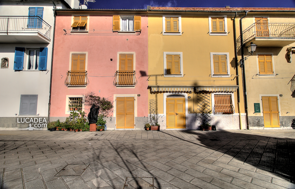 Le facciate colorate delle case a Riva Trigoso