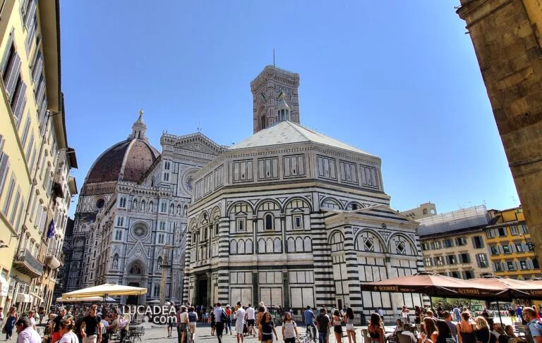 Piazza di San Giovanni a Firenze con il Battistero e il Duomo
