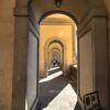 Il portico sotto al corridoio vasariano a Firenze