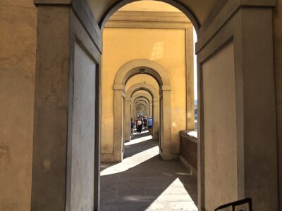 Il portico sotto al corridoio vasariano a Firenze
