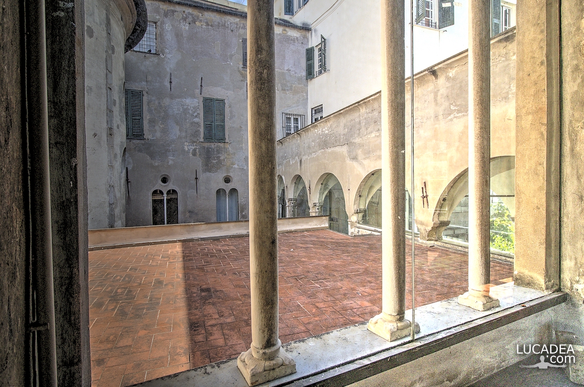 Archi e colonne di un chiostro di Santa Maria in Castello a Genova