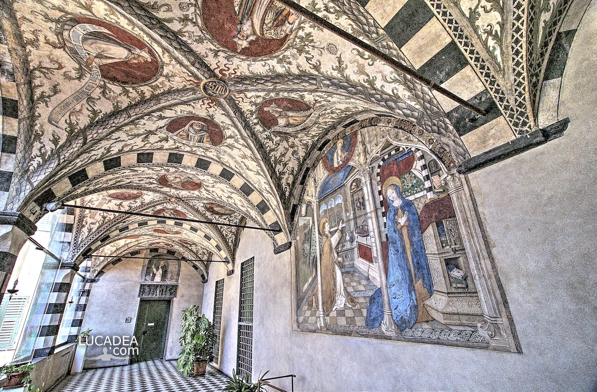 Il loggiato del secondo chiostro di Santa Maria in Castello a Genova