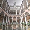 Il cortile di Palazzo Doria-Tursi a Genova dal basso