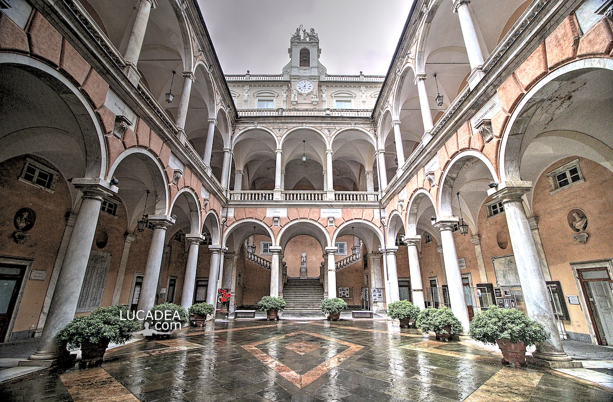 Il cortile di Palazzo Doria-Tursi a Genova dal basso