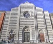 La facciata della chiesa abbaziale di Santa Maria Assunta a La Spezia