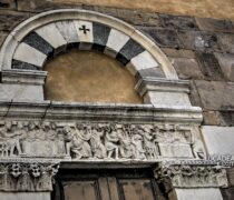 L'architrave scolpita da Biduino della chiesa di San Salvatore a Lucca