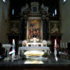 L'altare maggiore della chiesa di Santissima Trinità a Lucca