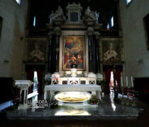L'altare maggiore della chiesa di Santissima Trinità a Lucca