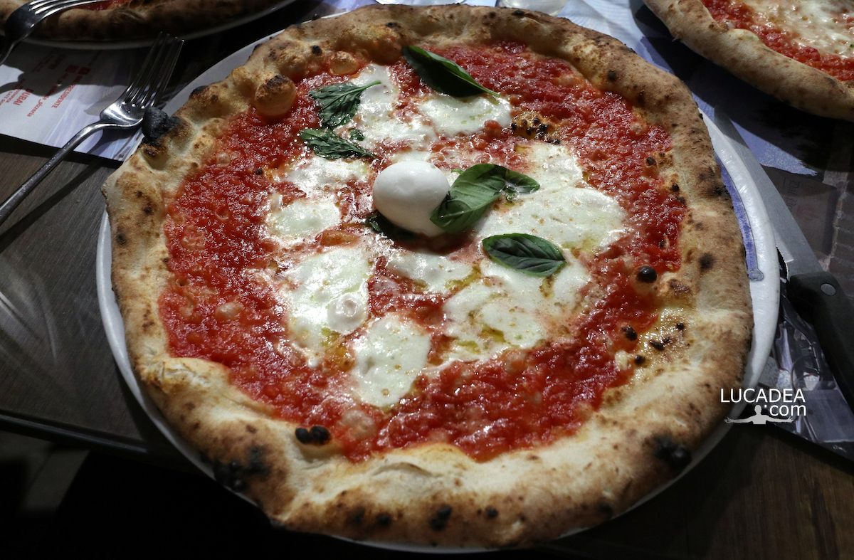 Pizza margherita della pizzeria Dal Presidente a Napoli