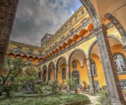 Il chiostro del complesso religioso di San Gregorio Armeno a Napoli