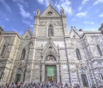 La facciata del Duomo di Napoli