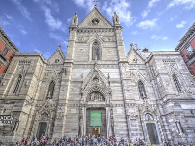La facciata del Duomo di Napoli