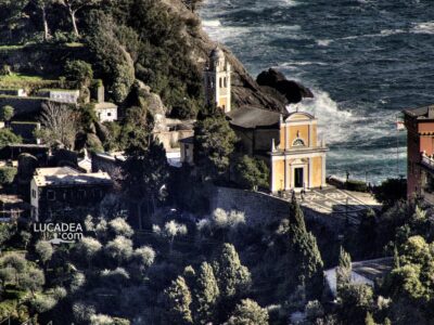 La chiesa di San Giorgio a Portofino vista dall'alto