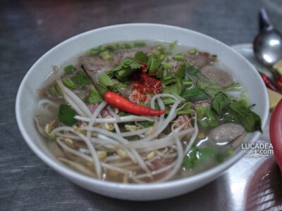 La zuppa vietnamita Pho bo mangiata verso Hue in Vietnam