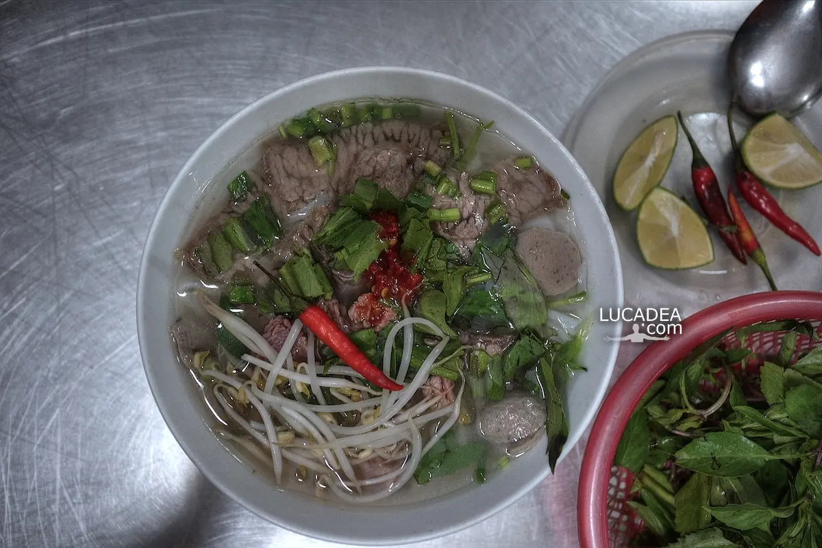 La zuppa vietnamita Pho bo mangiata verso Hue in Vietnam