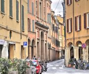 Un vicolo, con portici ai lati, a Bologna