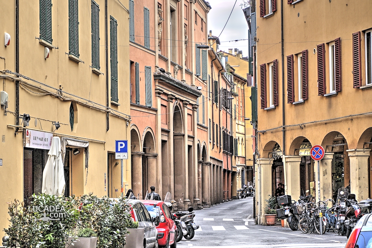 Un vicolo, con portici ai lati, a Bologna