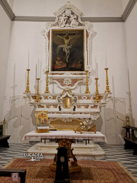 L'altare maggiore della pieve di Santo Stefano a Rapallo