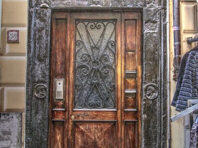 Un bel portale in ardesia nel caruggio di Rapallo