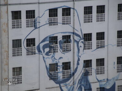 Un murales enorme su un casermone a Salvador de Bahia