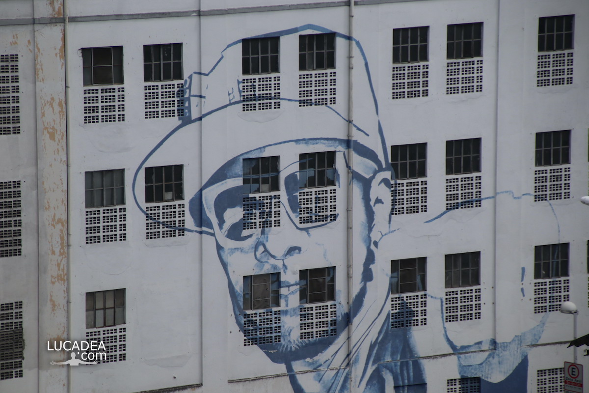 Un murale enorme su un casermone a Salvador de Bahia