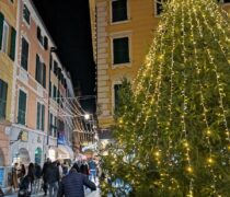 Le vie di Rapallo addobbate per il Natale