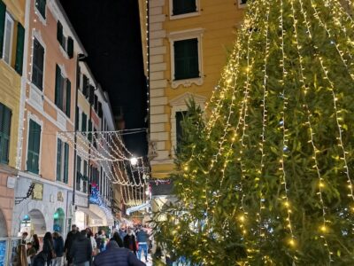 Le vie di Rapallo addobbate per il Natale