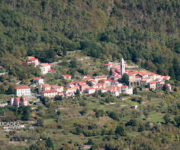 Il borgo di Castello frazione di Carro visto da lontano