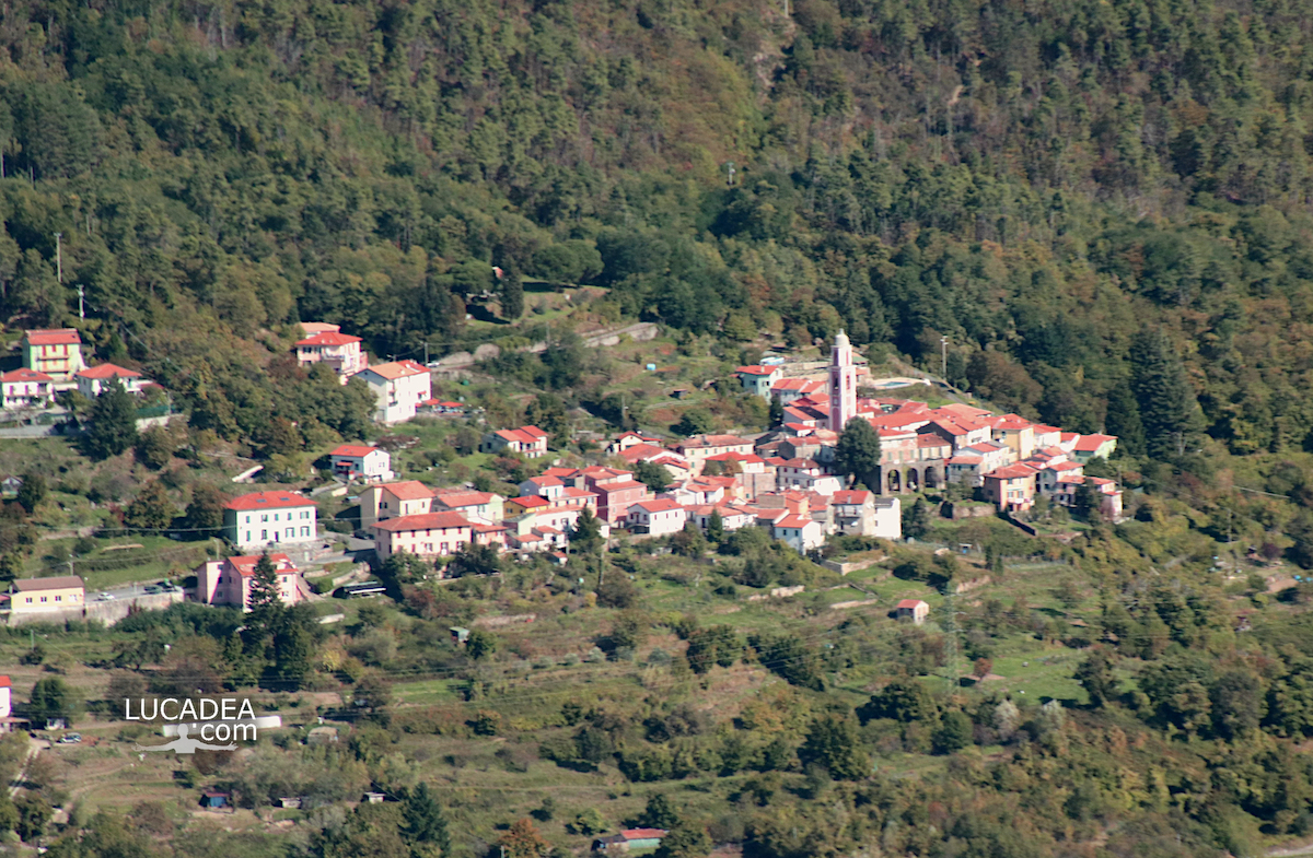 Il borgo di Castello frazione di Carro visto da lontano