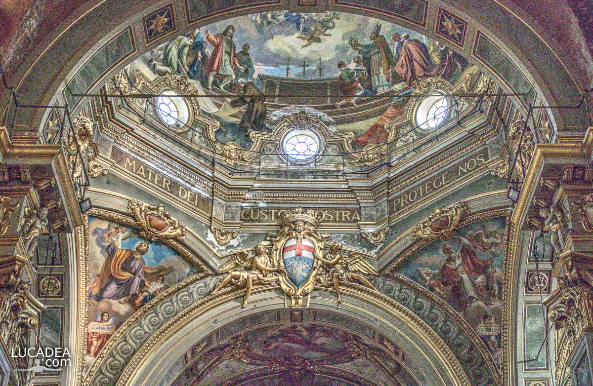 La cupola del Santuario della Guardia alle spalle di Genova