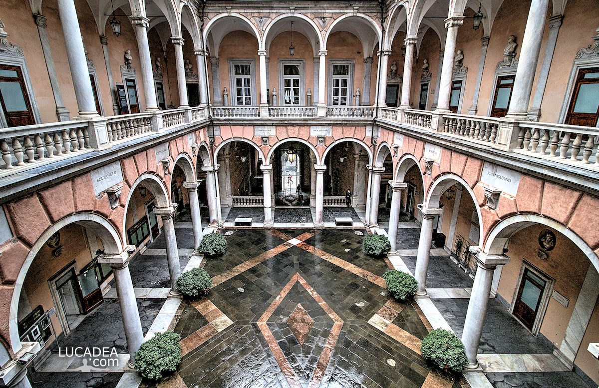Il cortile a due piani del palazzo Doria-Tursi di Genova