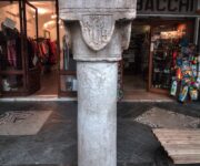 Una colonna molto misteriosa del caruggio di Chiavari