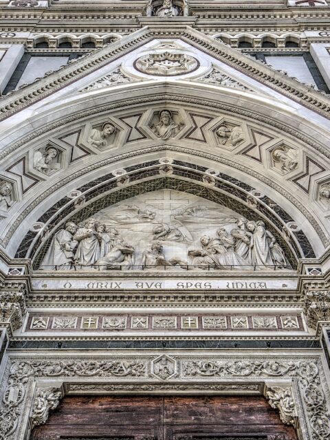La lunetta del portale centrale di Santa Croce a Firenze
