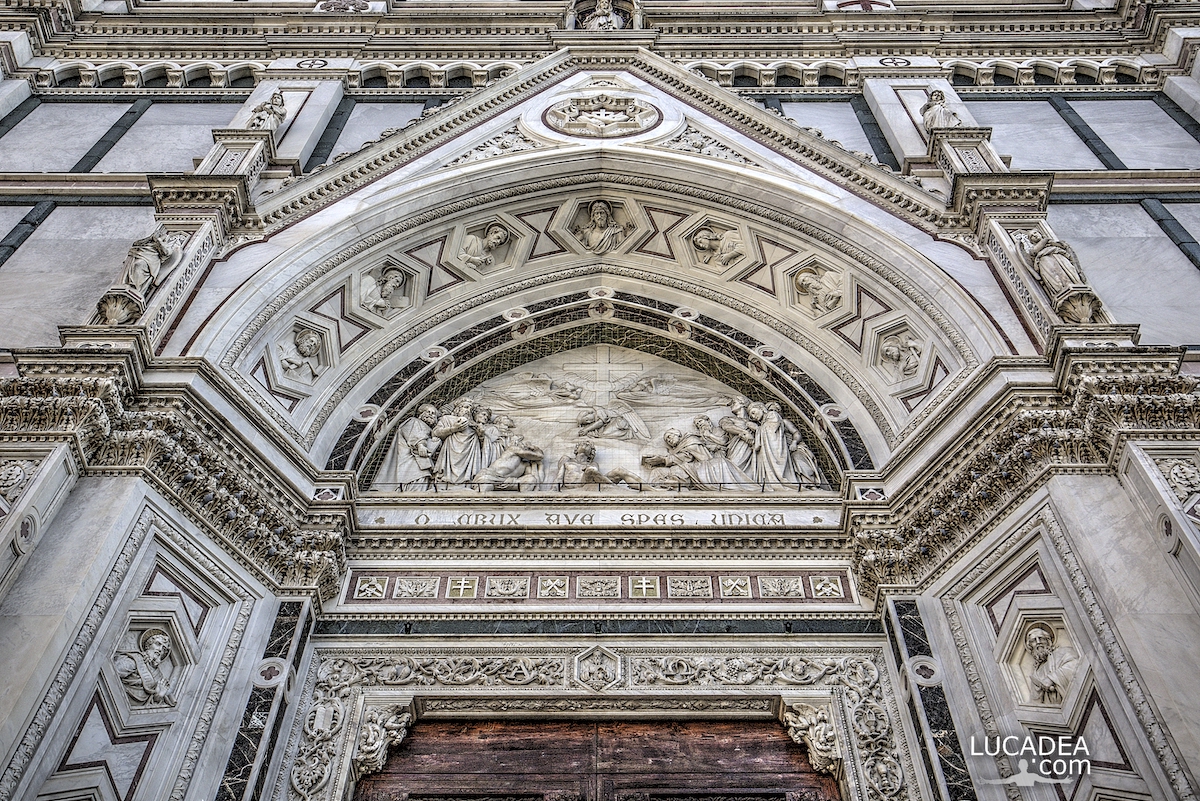 La lunetta del portale centrale di Santa Croce a Firenze