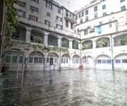 Il chiostro di Santa Maria delle Vigne nel centro storico di Genova