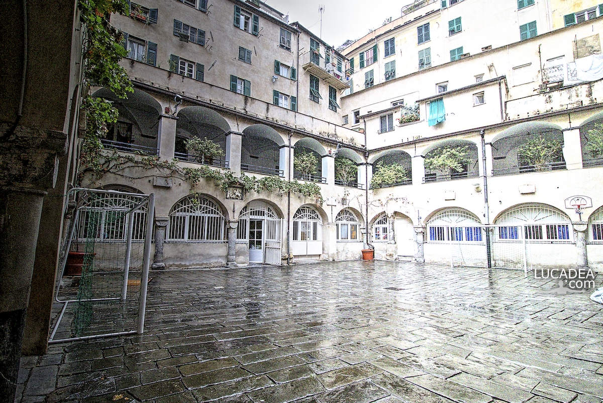 Il chiostro di Santa Maria delle Vigne nel centro storico di Genova