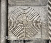 Il labirinto scolpito sulla facciata del Duomo di Lucca