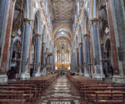 L'interno della basilica di San Domenico Maggiore a Napoli